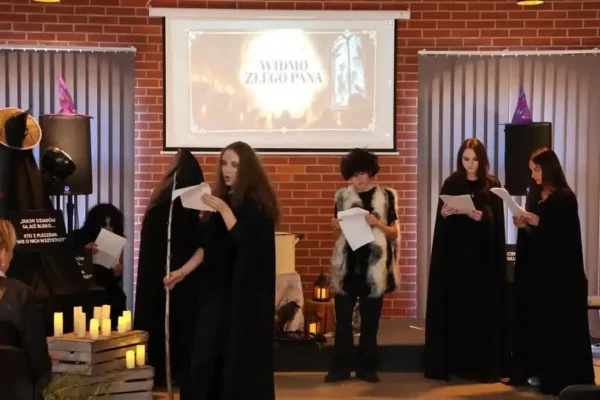 Kreatywne Dziady w Pleszewie – młodzież czytała literaturę na scenie