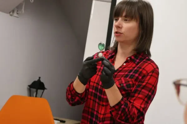 Szklana biżuteria w technice Tiffany’ego – warsztaty dla mam w Pleszewie