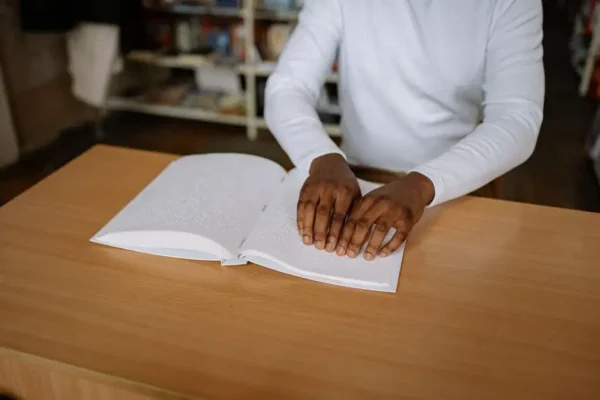 Pleszewska biblioteka szuka wykonawcy planów tyflograficznych i tabliczek w alfabecie Braille’a
