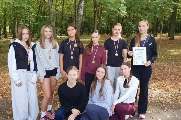 Podwójny triumf w sztafetowych biegach przełajowych – Mistrzowie Powiatu z jednej szkoły