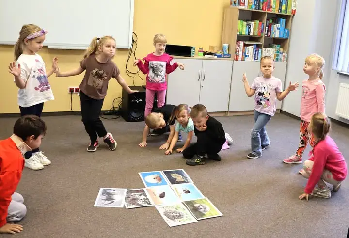 Bajkoterapia w pleszewskiej bibliotece – przedszkolaki odkrywały świat emocji