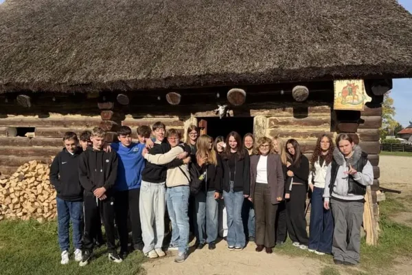 Klasa 8b z Pleszewa na wycieczce: Russów, Zawodzie i kino
