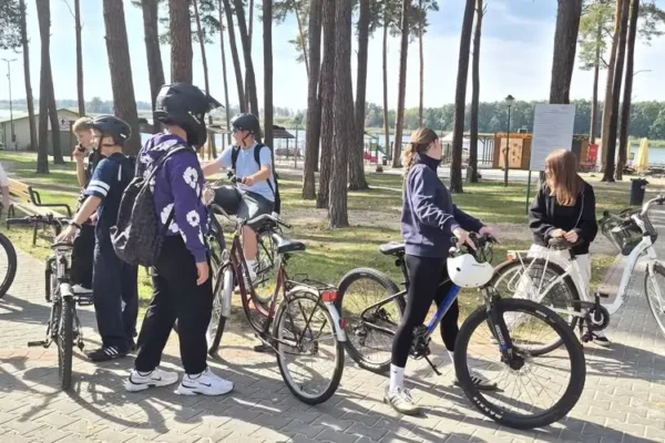 Rowerowa wyprawa klasy 8a do Gołuchowa – integracja i Dzień Chłopaka