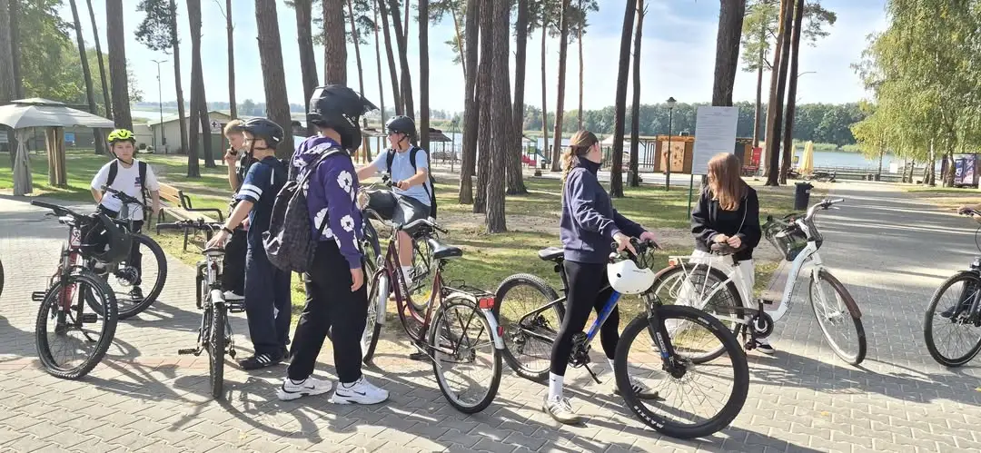 Rowerowa wyprawa klasy 8a do Gołuchowa – integracja i Dzień Chłopaka