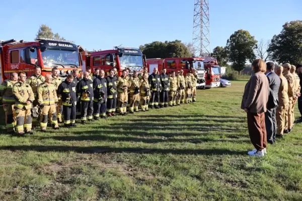 Ćwiczenia ewakuacyjne w Szkole Podstawowej w Białobłotach z udziałem strażaków z Pleszewa