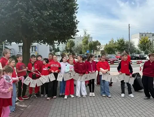 Uczniowie przemaszerowali w paradzie przeciw przemocy rówieśniczej