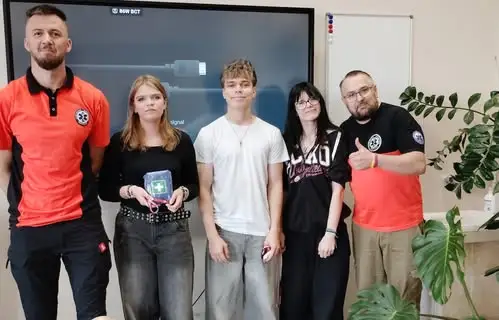 Uczniowie klasy 2a uczyli się pierwszej pomocy pod okiem ratowników medycznych