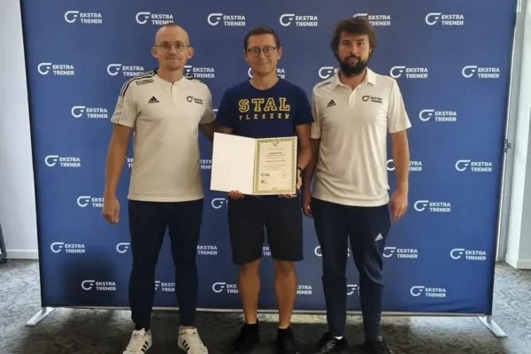 Trener Stali Pleszew Wojtek Kuznowicz ukończył studia podyplomowe „Rozumienie Gry”