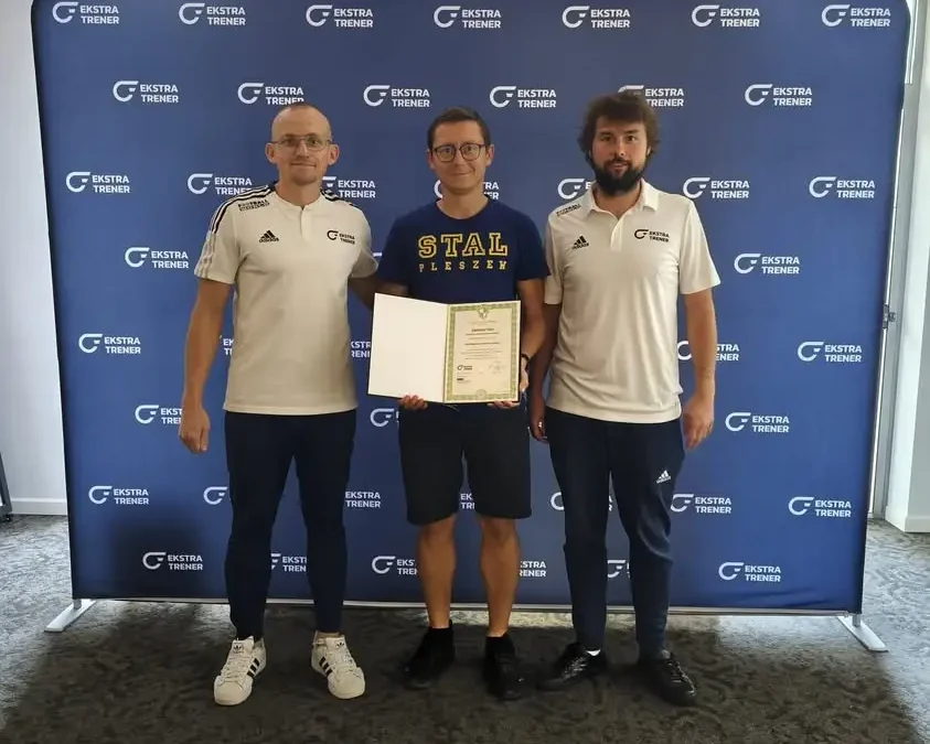 Trener Stali Pleszew Wojtek Kuznowicz ukończył studia podyplomowe „Rozumienie Gry”