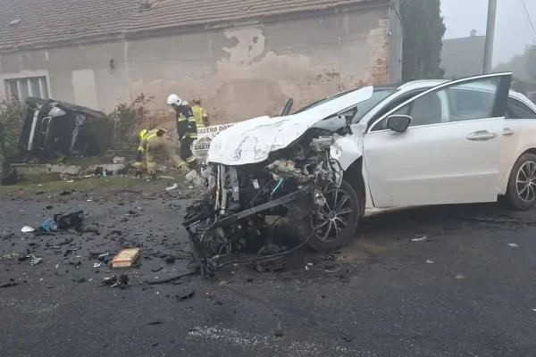 Wypadek na skrzyżowaniu w Izbicznie. Sześć zastępów w akcji ratunkowej