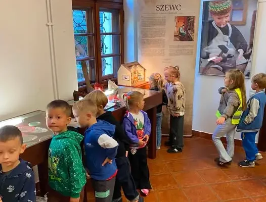 Przedszkolaki z Pleszewa odkrywały zawody na muzealnej wystawie