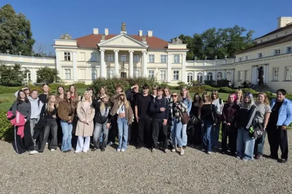 Uczniowie z Lopieszewa odkrywali Mickiewicza w Śmiełowie