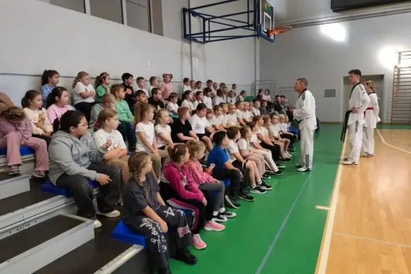 Uczniowie z Pleszewa poznali podstawy taekwondo podczas szkolnego treningu