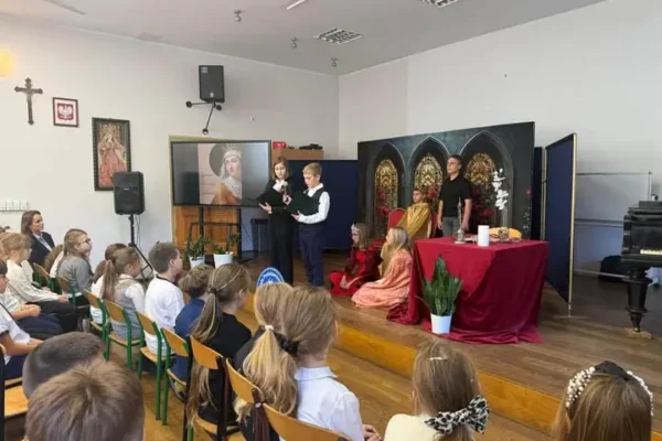 Święto Patronki w szkole – uczniowie uczcili Królową Jadwigę