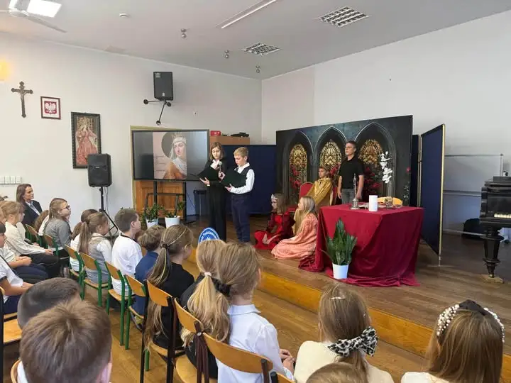Święto Patronki w szkole – uczniowie uczcili Królową Jadwigę