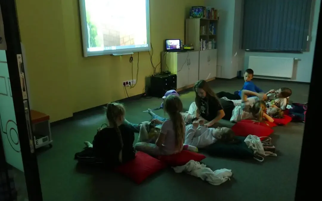 Noc Bibliotek w Pleszewie: wieczorna zabawa z filmem i książką