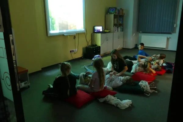 Noc Bibliotek w Pleszewie: wieczorna zabawa z filmem i książką