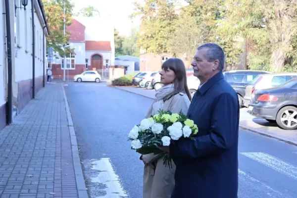 Dzień Papieski w Pleszewie – kwiaty pod pomnikiem św. Jana Pawła II