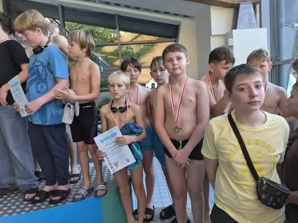 Sukces pływaków z powiatu: awans do Mistrzostw Województwa dla dwóch drużyn