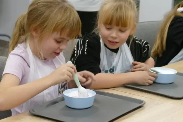 Noc Bibliotek w Pleszewie: identyfikatory, kolacja i slime’owe szaleństwo