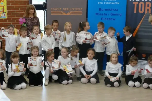 Pasowanie na Czytelnika w pleszewskiej bibliotece – przedszkolaki z „Słonecznego” oficjalnie zostały czytelnikami