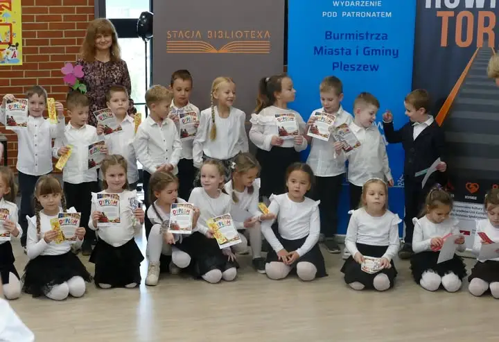 Pasowanie na Czytelnika w pleszewskiej bibliotece – przedszkolaki z „Słonecznego” oficjalnie zostały czytelnikami
