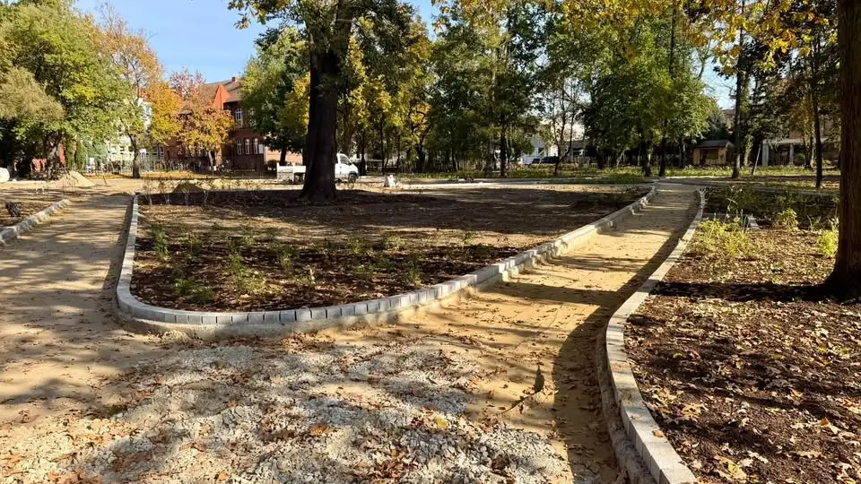 Park miejski w Pleszewie nabiera nowego blasku – finał modernizacji coraz bliżej