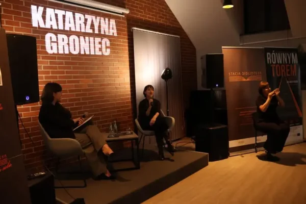Katarzyna Groniec w pleszewskiej bibliotece – spotkanie o muzyce, scenie i literackim debiucie