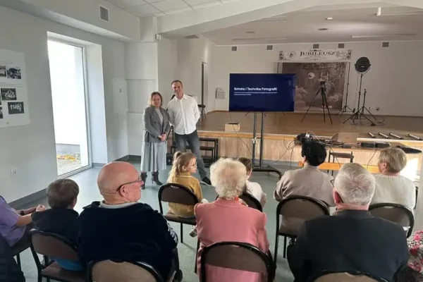 Seniorzy z Gołuchowa odkrywali tajniki fotografii na warsztatach