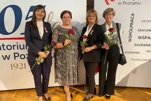 Nauczyciele z „Trójki” nagrodzeni medalami i nagrodą kuratora oświaty