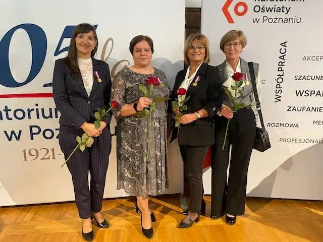 Nauczyciele z „Trójki” nagrodzeni medalami i nagrodą kuratora oświaty