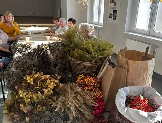 Jesienne wianki od seniorek z Turska – warsztaty florystyczne w gminie Gołuchów