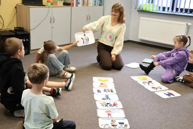 Bajkoterapia w pleszewskiej bibliotece – przedszkolaki z Ochronki uczą się życzliwości