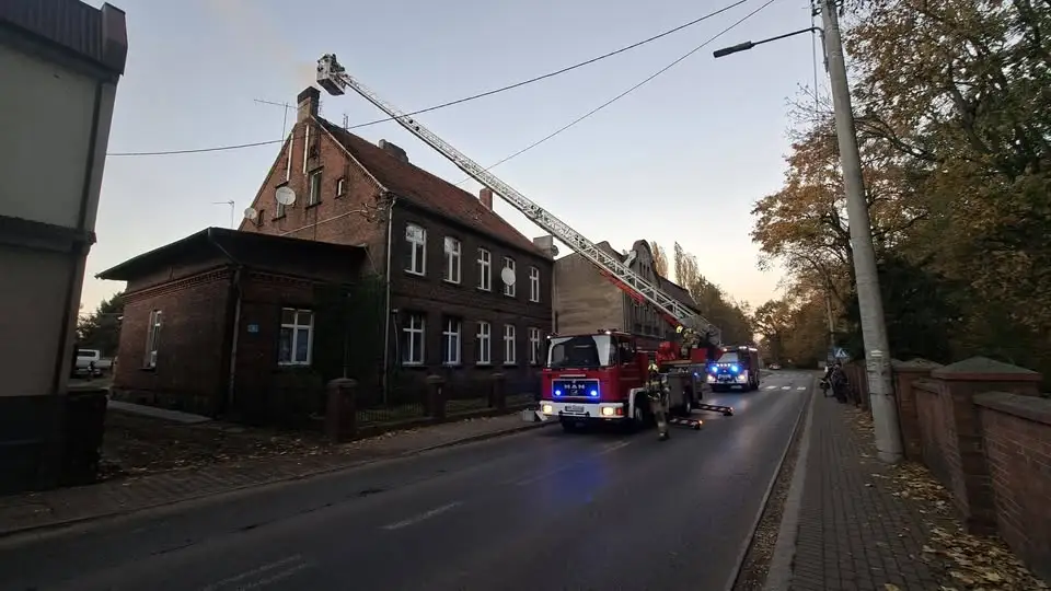 Pożar sadzy w kominie przy ul. Pleszewskiej w Dobrzycy – ewakuacja mieszkańców