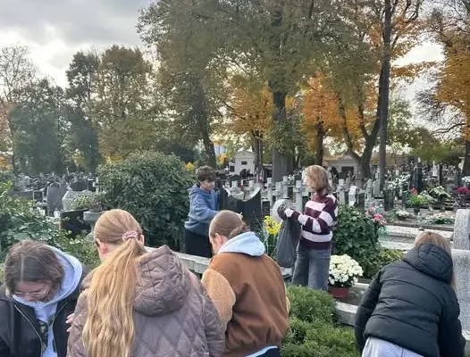 Klasa 7a porządkuje groby powstańców i ofiar wojny na cmentarzu przy Kaliskiej