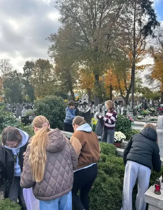 Klasa 7a porządkuje groby powstańców i ofiar wojny na cmentarzu przy Kaliskiej