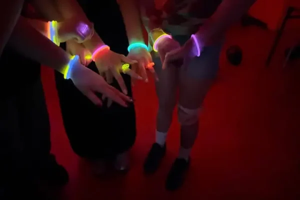 Halloween w klasie 8b – stroje, gra stacyjna i pyszne wypieki