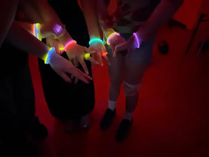 Halloween w klasie 8b – stroje, gra stacyjna i pyszne wypieki