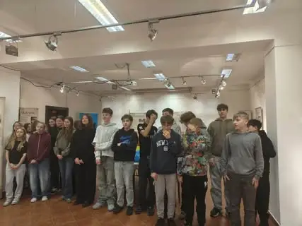 Uczniowie klasy 8a odkrywali dawne zawody na wystawie w muzeum