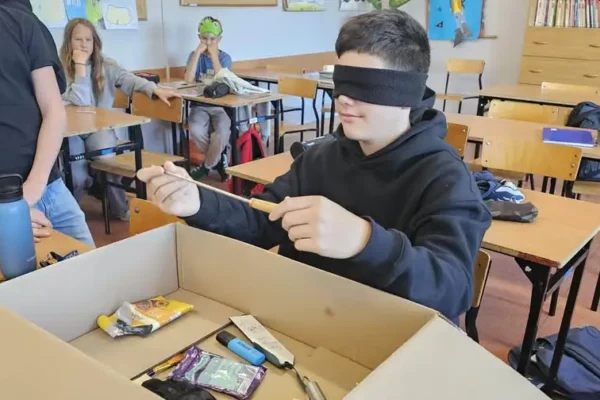 Lekcja empatii w pleszewskiej „Jedynce”. Szóstoklasiści uczyli się tolerancji przez „Katarynkę”